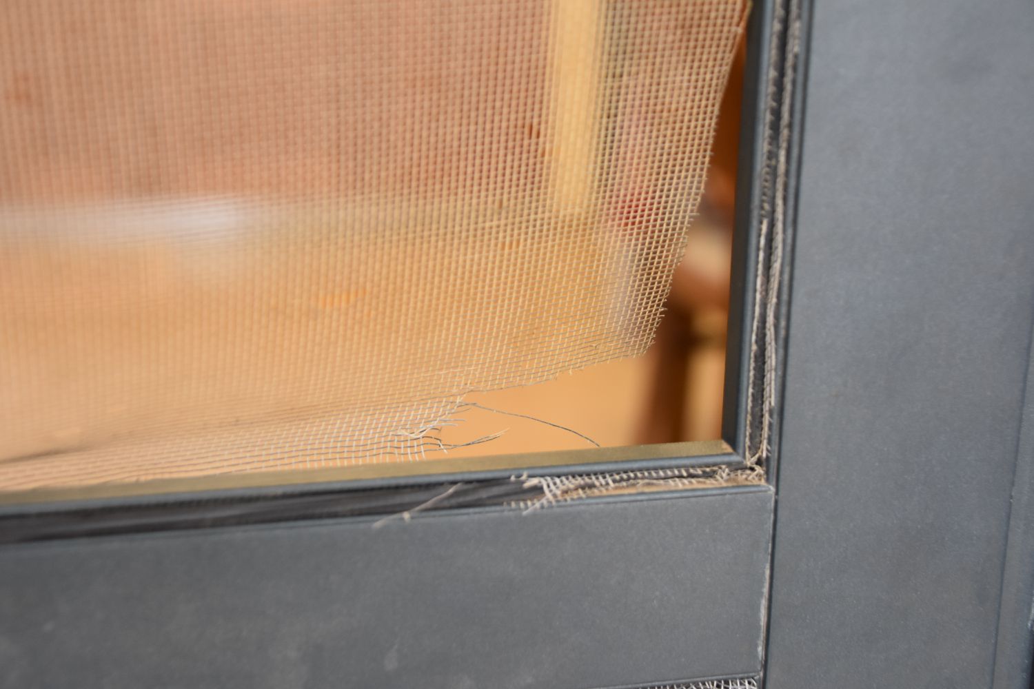 Cómo reparar una mosquitera de ventana en un marco metálico